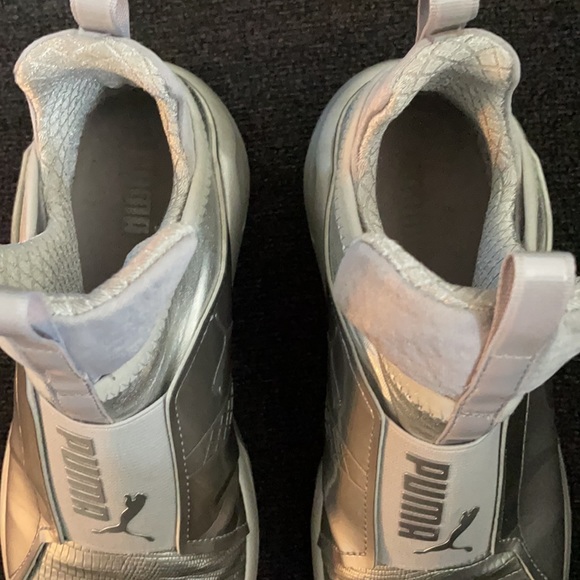 Women’s Puma Sneakers, Silver, size 6-1/2 - Picture 4 of 5